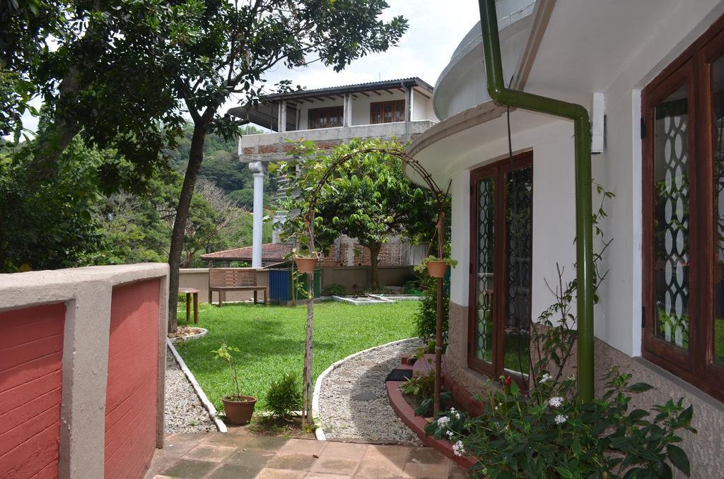 Don'S Lounge & Villa Kandy Exteriör bild