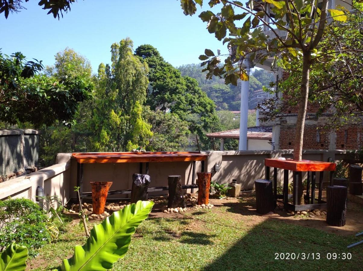 Don'S Lounge & Villa Kandy Exteriör bild